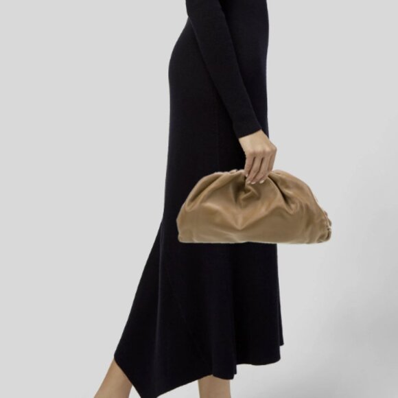 Bottega Veneta The Large Pouch In Camel Butter Leather - Picture 2 of 2